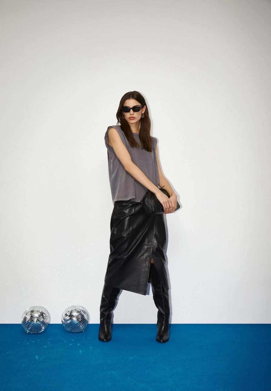 "ScalpersCompany Women's Dark Grey Basic T-Shirt with Pleat Detail"