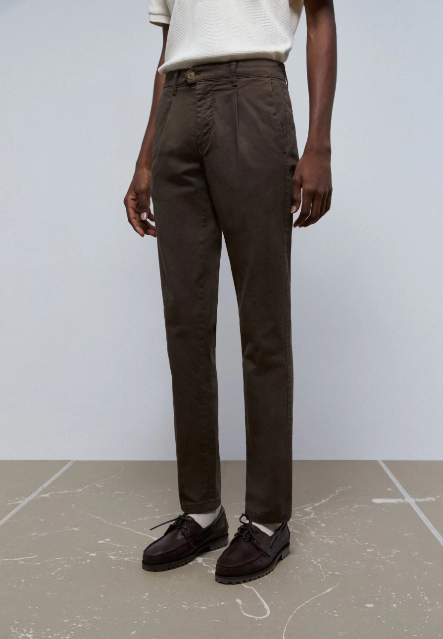 "ScalpersCompany Men's Slim Fit Chino Pants with Darts for a Tailored Look"
