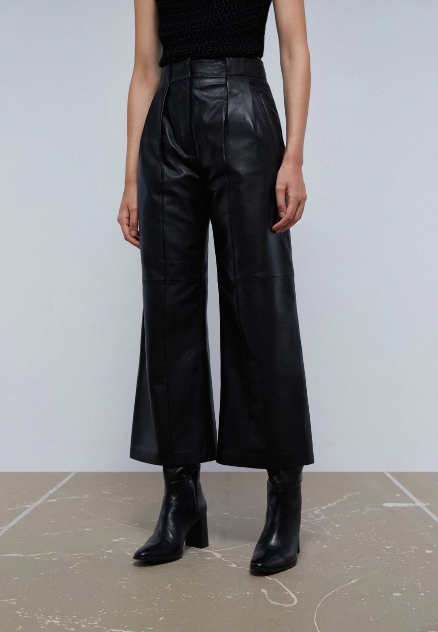 "ScalpersCompany Women's Fitted Leather Pants with Darts for Stylish Comfort"