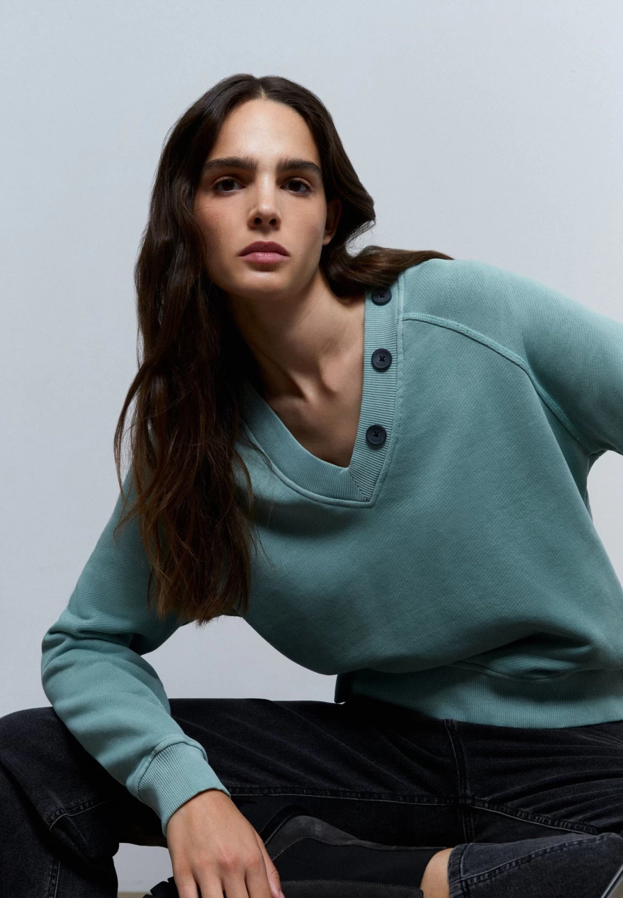"ScalpersCompany Women's Buttoned Neck Sweatshirt - Stylish Casual Pullover Top"