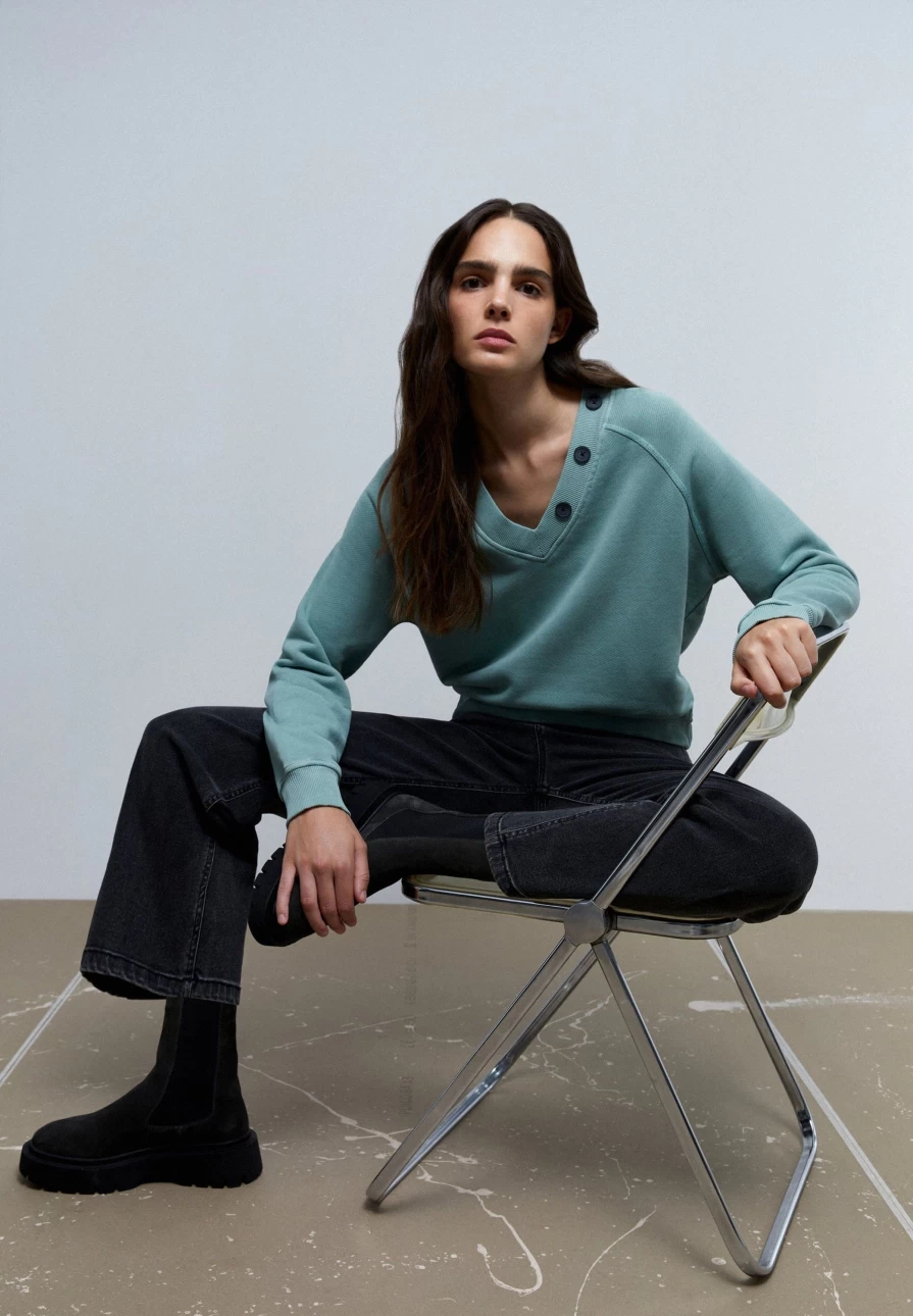 "ScalpersCompany Women's Buttoned Neck Sweatshirt - Stylish Casual Pullover Top"