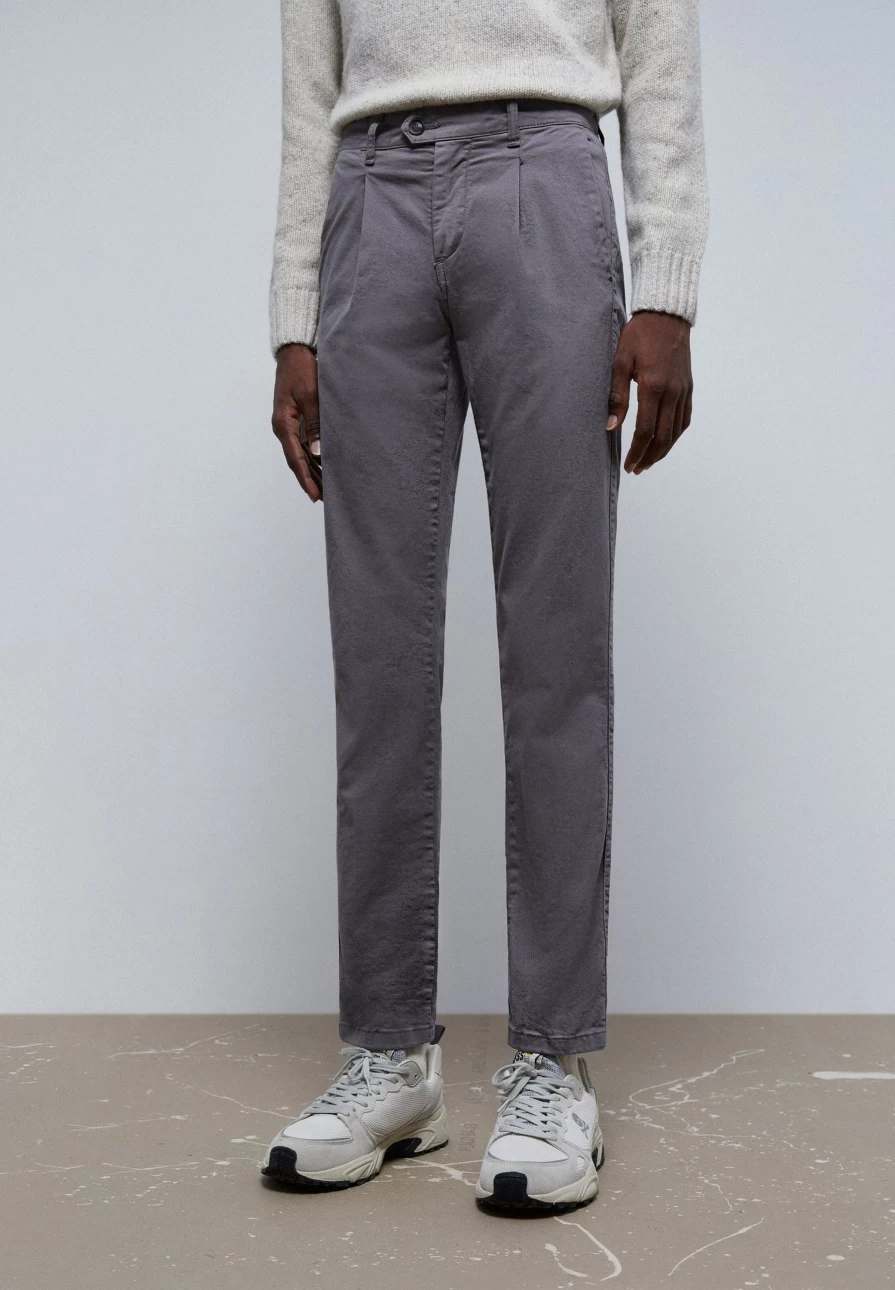 "ScalpersCompany Men's Slim Fit Chino Pants with Darts for a Tailored Look"
