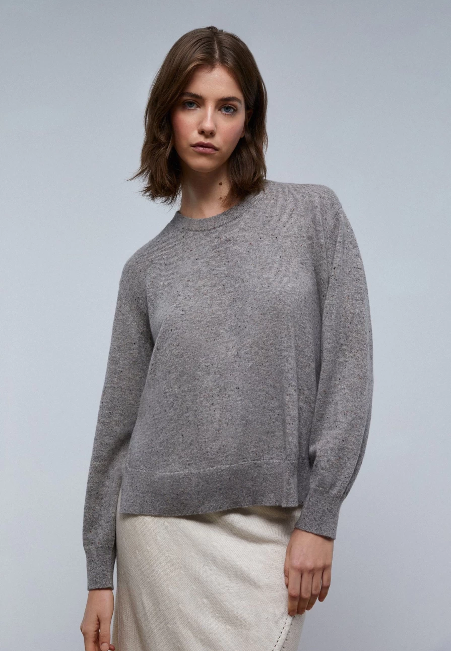 "ScalpersCompany Women's Soft Cashmere Round Neck Sweater – Luxurious Comfort & Style"