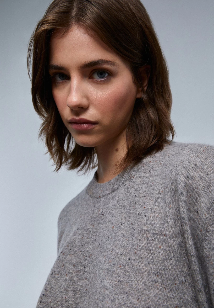 "ScalpersCompany Women's Soft Cashmere Round Neck Sweater – Luxurious Comfort & Style"