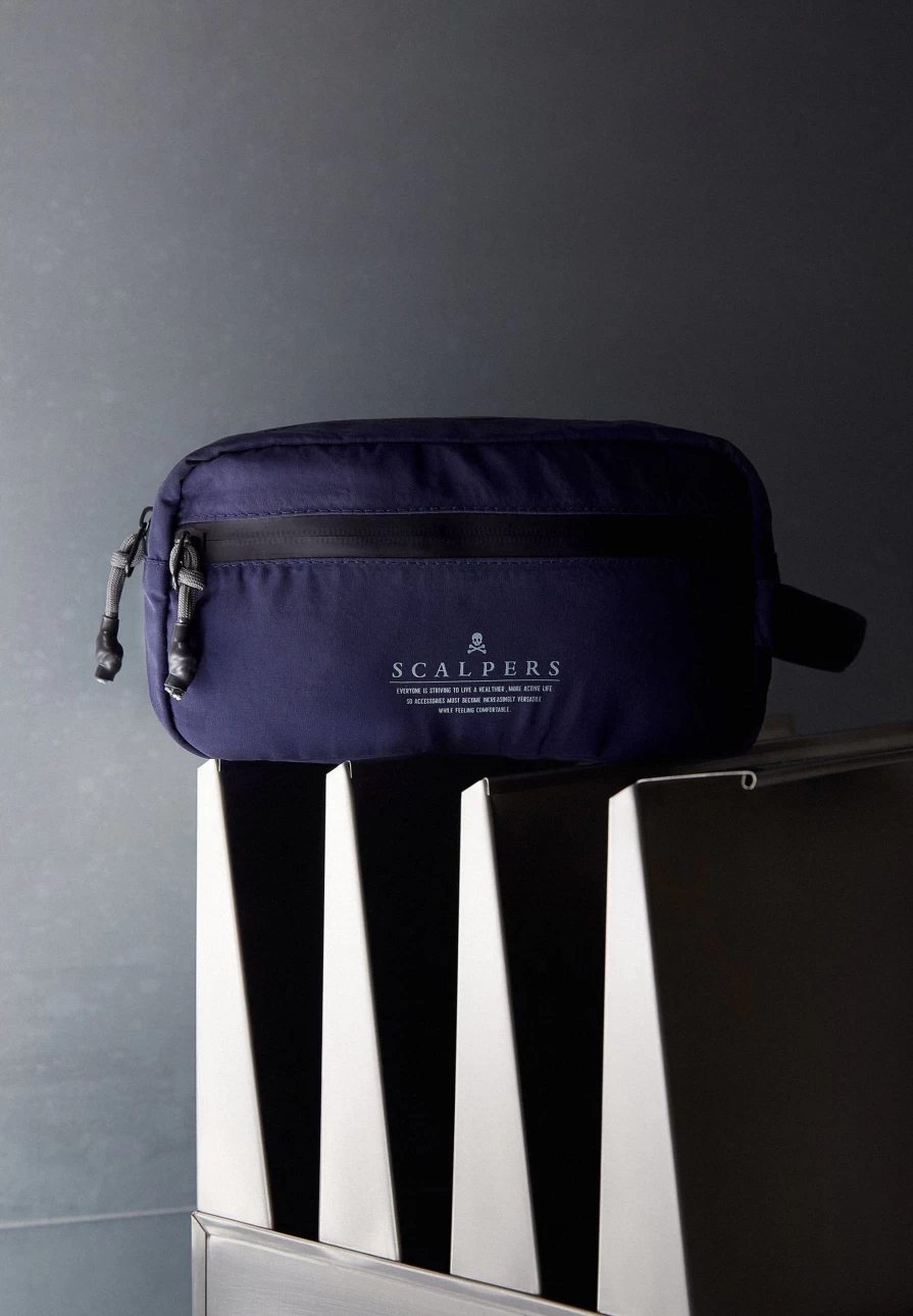 "ScalpersCompany Men's Toiletry Bag - Waterproof Travel Organizer with Secure Zip Fastening"