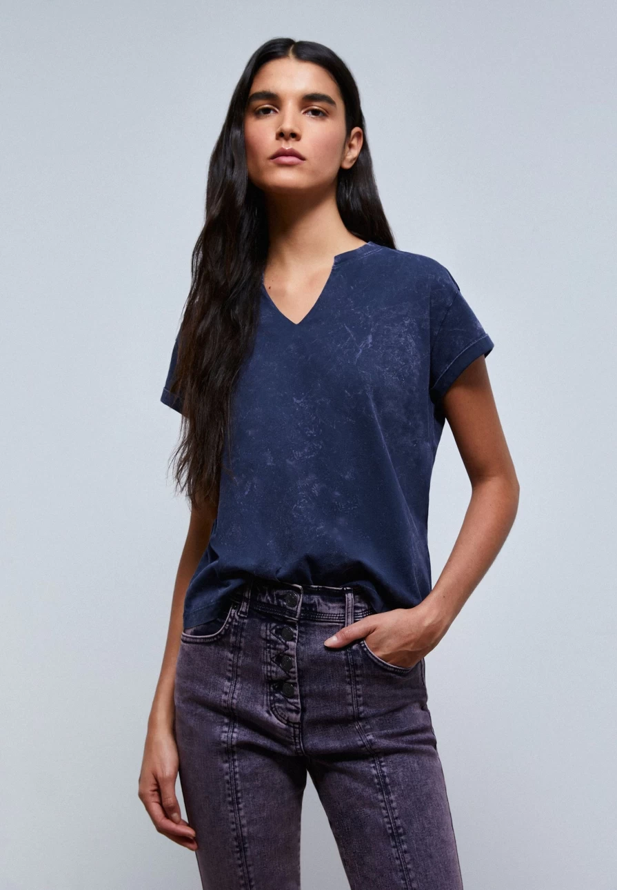 "ScalpersCompany Navy Skull Studded Faded T-Shirt for Women - Edgy Vintage Tee"