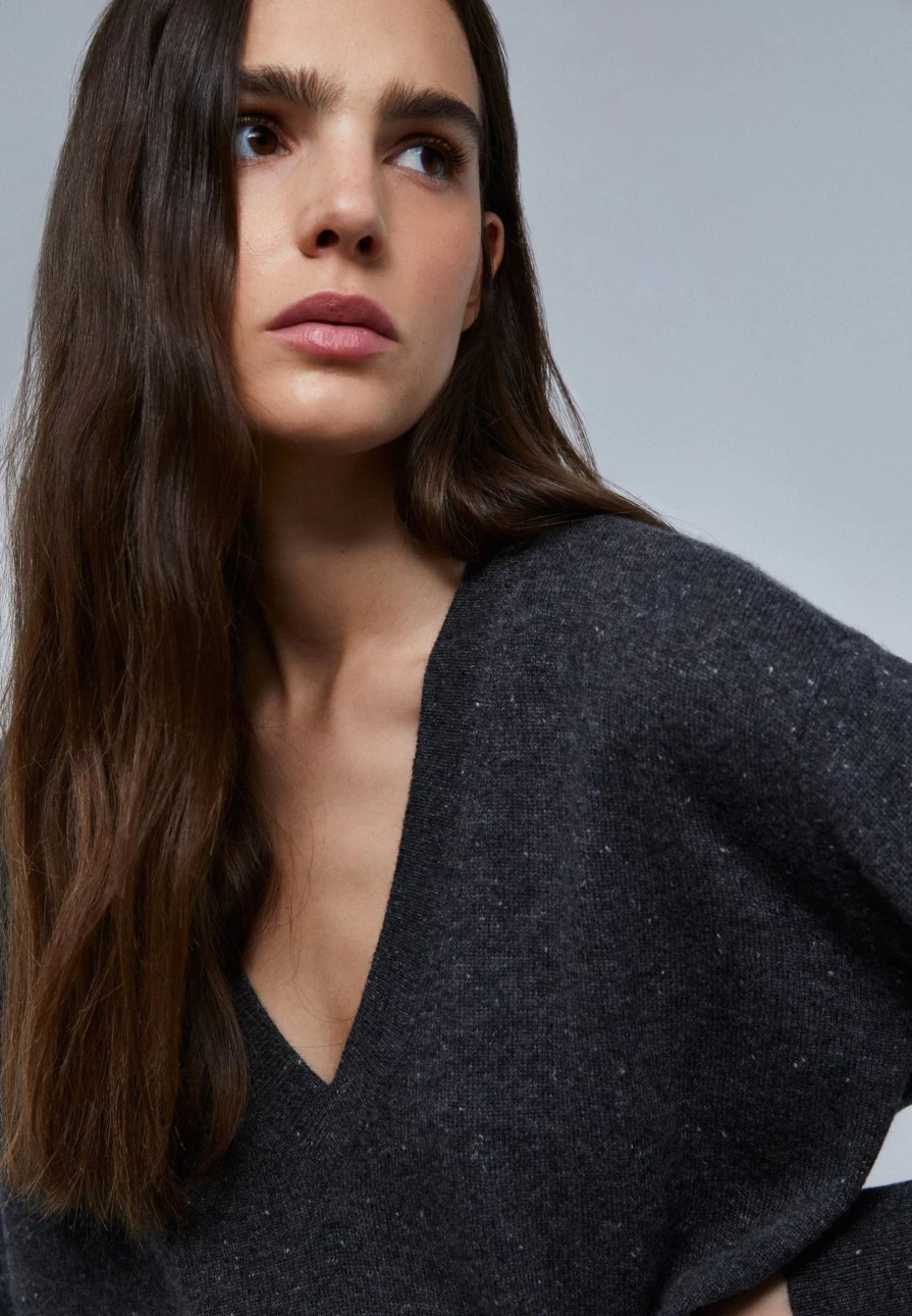 "ScalpersCompany Women's Dark Grey Cashmere Knit Sweater – Soft & Luxurious Winter Pullover"