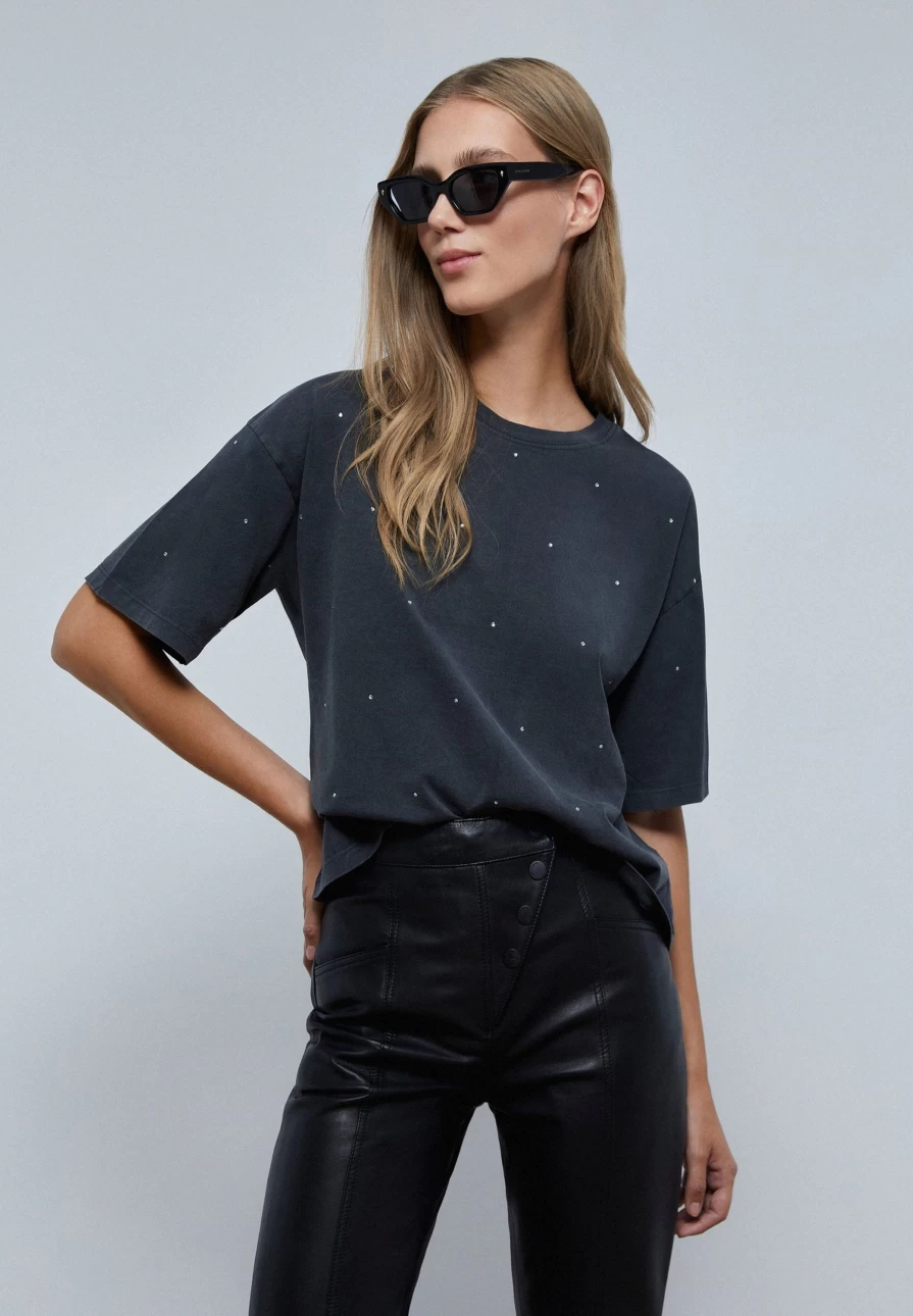 "ScalpersCompany Women's Stylish T-Shirt with Elegant Glass Detail - Trendy Fashion Top"