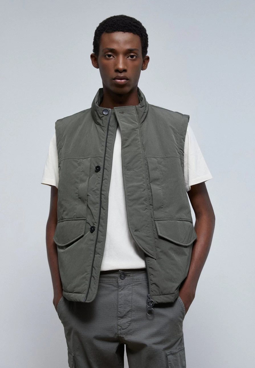 "ScalpersCompany Men's Khaki Lightweight Vest with Multiple Pockets for Outdoor Activities"
