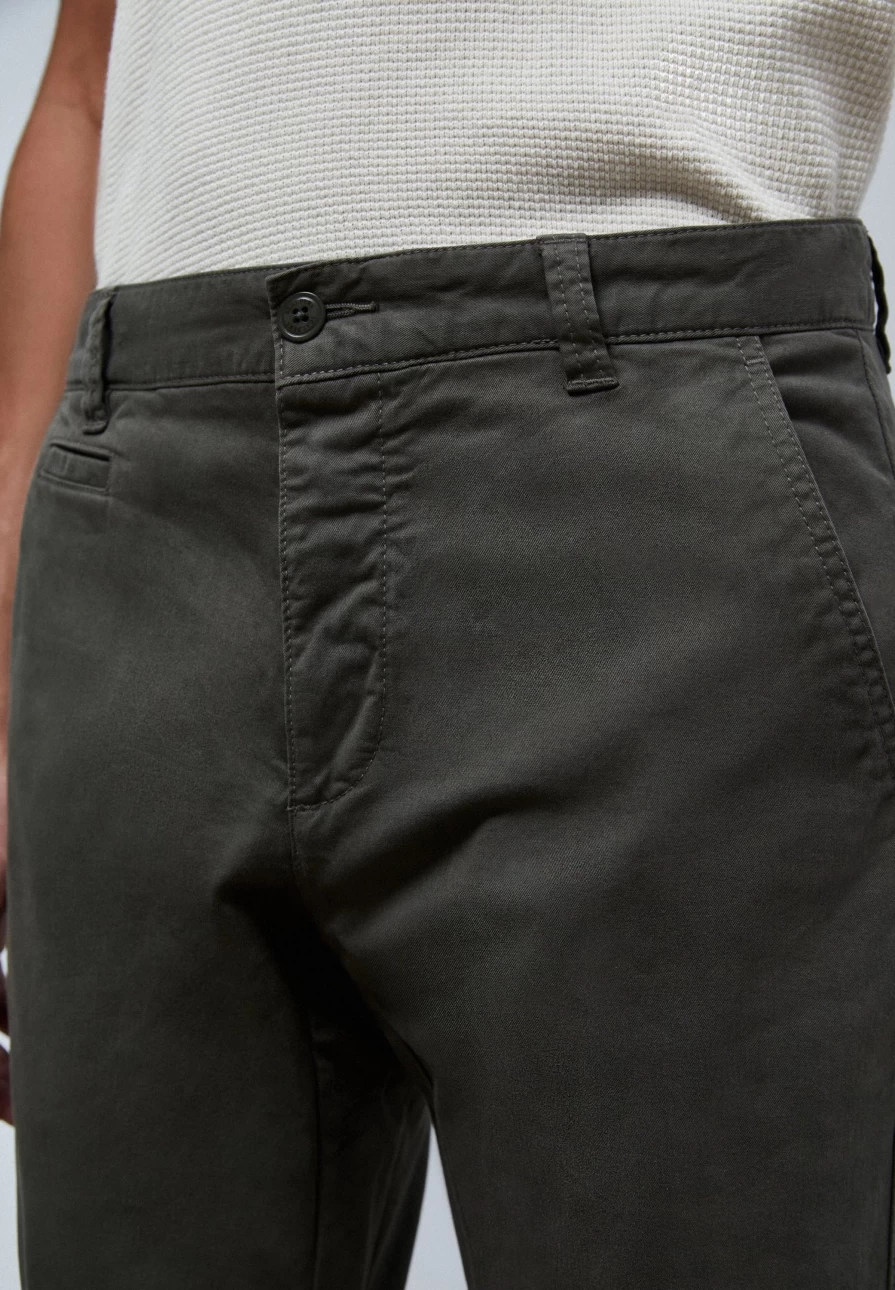 "ScalpersCompany Men's Casual Chino Trousers for Comfort & Style"