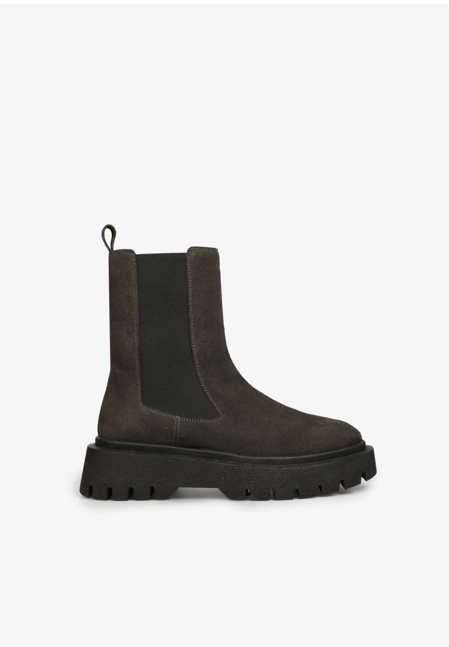 "ScalpersCompany Women's Leather Boots with Durable Track Sole for Style & Comfort"