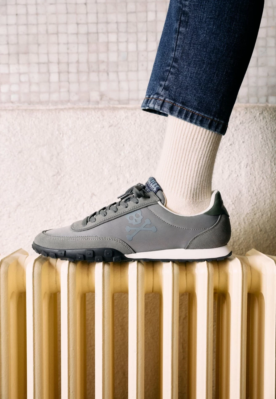 "ScalpersCompany Men's Low Top Sneakers with Skull Print - Edgy Streetwear Style"