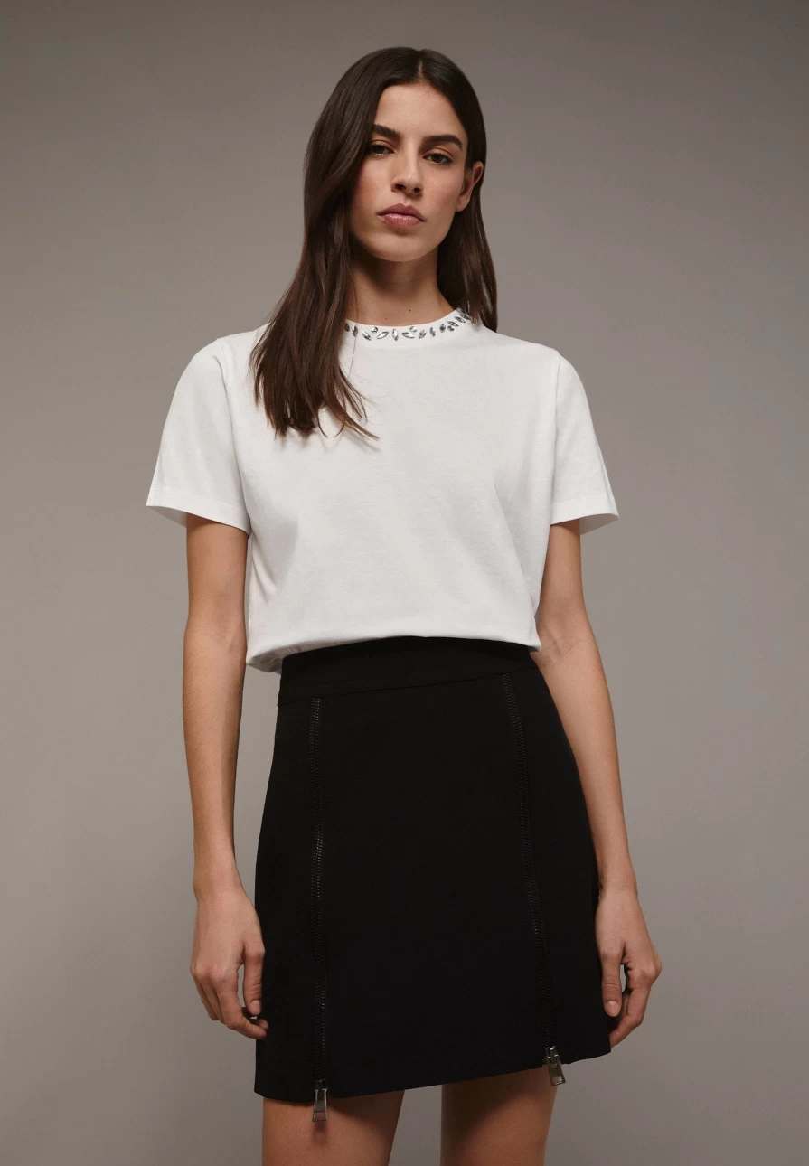 "ScalpersCompany Women's Stylish T-Shirt with Unique Glass Collar Detail"