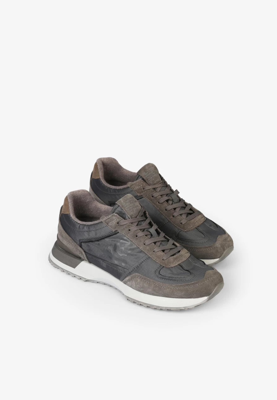 "ScalpersCompany Men's Skull Print Sneakers - Edgy Side Design"